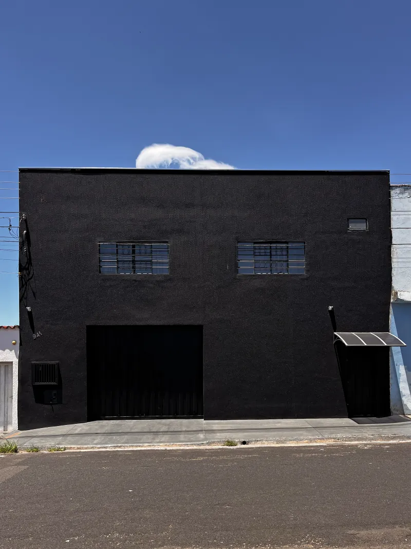 Fachada preta da sede da FTM Wear